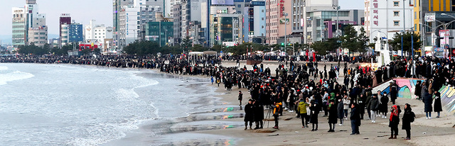 1일 오전 영일대해수욕장에서 수만 명의 해맞이 객이 2019년 기해년의 장엄한 첫 일출을 보며 저마다 소원을 빌고 있다.