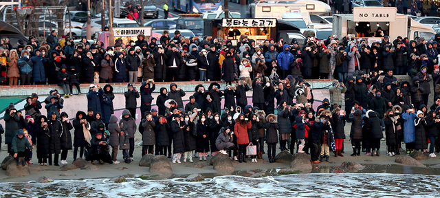 1일 오전 영일대해수욕장에서 수만 명의 해맞이 객이 2019년 기해년의 장엄한 첫 일출을 보며 저마다 소원을 빌고 있다.