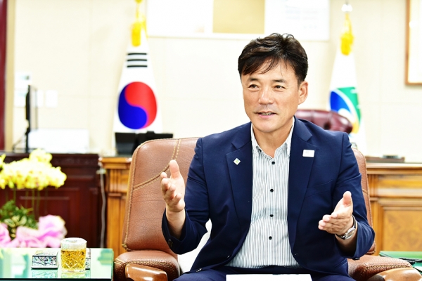 지난해를 정리    하고 2019년 계   획을 밝히는 윤 경희 청송군수.       /청송군 제공