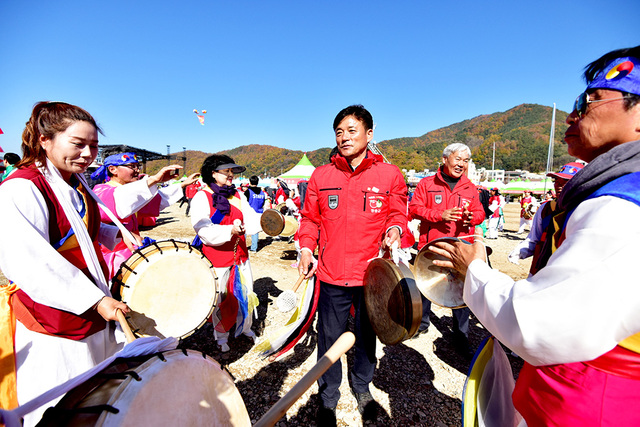 용전천 일원에서 열린 ‘제14회 청송사과축제’에서 윤 군수가 농악공연 참가자들과 함께 꽹과리를 치며 신명난 시간을 보내고 있다.  /청송군 제공