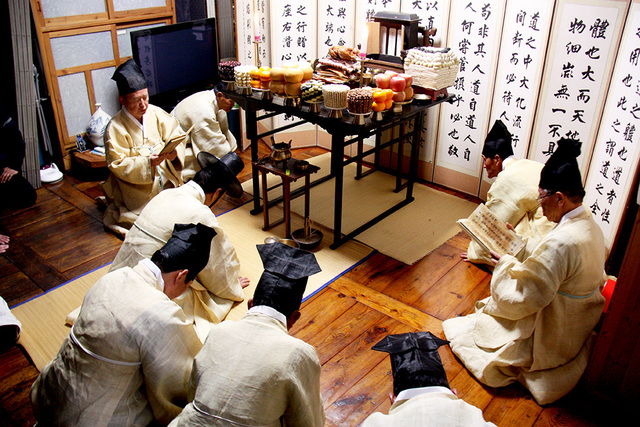 사람은 누구나 평생 관혼상제를 겪는다. 음식은 ‘봉제사접빈객’의 주요 도구다. 제사상 차림은 그중에서도 최고의 상차림이다.