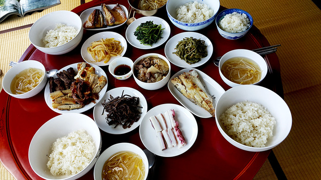 경당종택의 아침 밥상.경당은 학봉 김성일을 통해 퇴계의 학통을 이어받았다. 경당종택은 ‘음식디미방’의 저자 장계향의 친정이다.