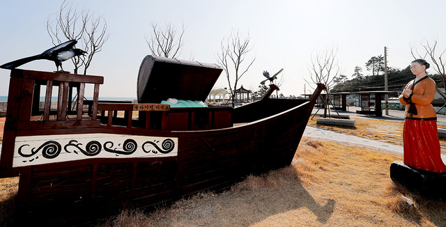 토함산에 올라 월성을 궁성 터로 점지한 탈해이사금이 아기일 때 신라와 만나게 된 모습을 표현한 조형물. 경주시 양남면 읍천리 해변 테마거리에 만들어져 있다.