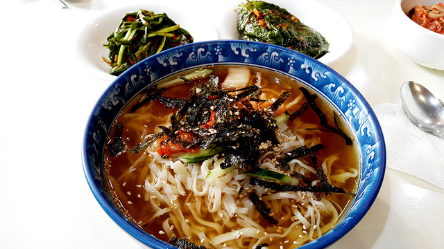 부추김치와 깻잎절임, 그리고 건진국시로 차려진 먹음직스런 상차림.