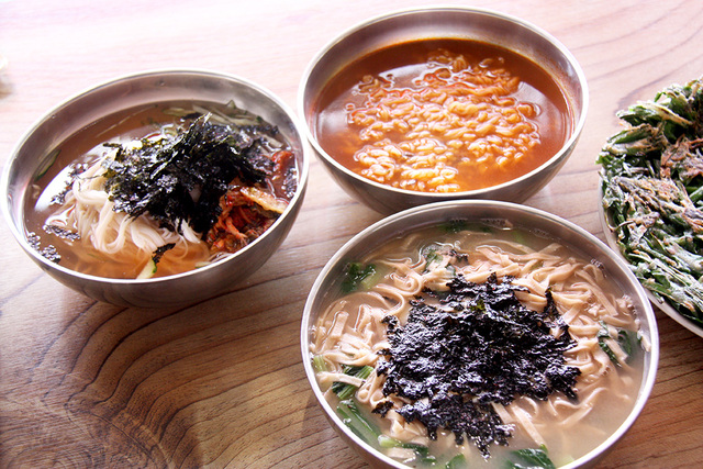 우리 밀로 제분한 밀가루로 잔치국수, 라면, 칼국수를 차렸다.