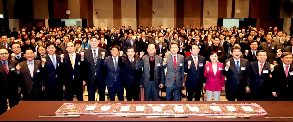 경북매일신문이 주최한 ‘2019 재경 포항인 신년인사회’가 24일 오후 한국프레스센터 20층 국제회의장에서 성황리에 열렸다. 이강덕 포항시장, 서재원 포항시의회 의장, 강석호·박명재·김정재·정태옥 국회의원, 장경식 경북도의회 의장, 윤종진 경북도 행정부지사를 비롯한 내빈과 재경 출향인이 함께 포항의 발전을 기원하는 화이팅을 외치고 있다.  /이용선기자 photokid@kbmaeil.com