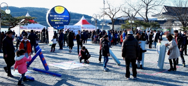 지난해 설 연휴를 즐기고 있는 관광객들.                                                  /경북문화관광공사 제공
