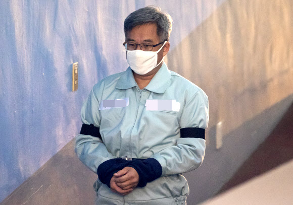 19대 대통령 선거 등을 겨냥해 댓글 조작을 벌인 혐의로 기소된 ''드루킹'' 김동원 씨가 30일 오전 서초구 서울중앙지법에서 열리는 선고공판에 출석하기 위해 호송차에서 내려 법정으로 향하고 있다.