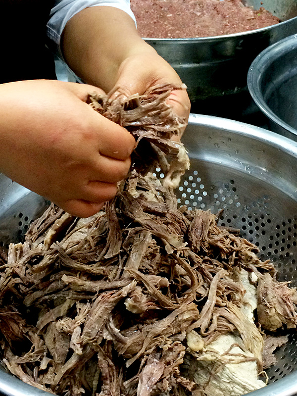 육개장에 사용하는 고기는 찢어야 한다. 써는 고기와 찢는 고기는 맛이 다르다는 주장도 있다.