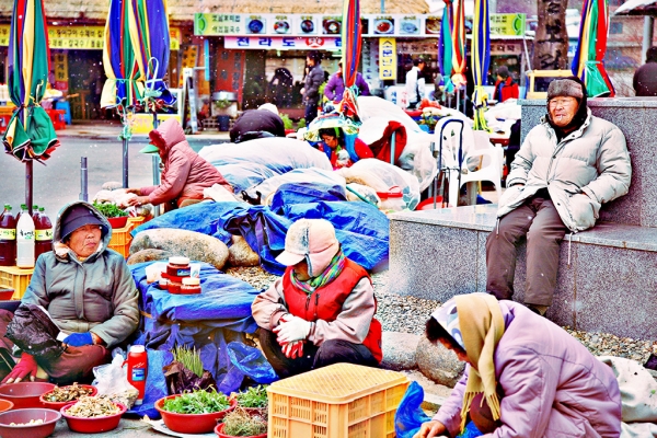 추위와 싸우며 아들과 딸을 지켜온 세상의 어머니들.