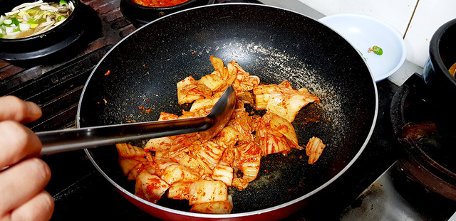 갱시기의 원형은 신김치에 밥을 더하고 물을 부어 끓인 것이다. 요즘은 김치를 볶은 다음 물을 붓고 밥을 더한다.