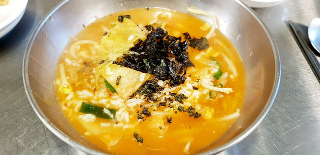 신김치만 넣고 끓인 갱시기. 김이 있으면 넣어도 좋다.