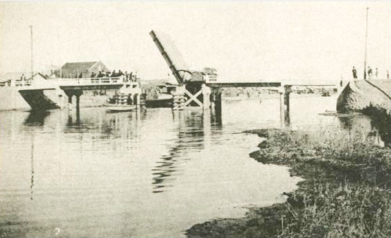 남빈사거리에 있었던 승개교(1920년). 뒤에 보이는 현대식 건물이 3·1운동 당시에 있었던 포항교회의 모습이다.