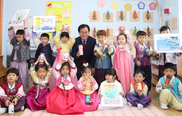 백선기 칠곡군수가 지난 12일 칠곡군에 위치한 천재어린이집에서 플라스틱 프리 챌리지 캠페인을 실시했다. /칠곡군 제공