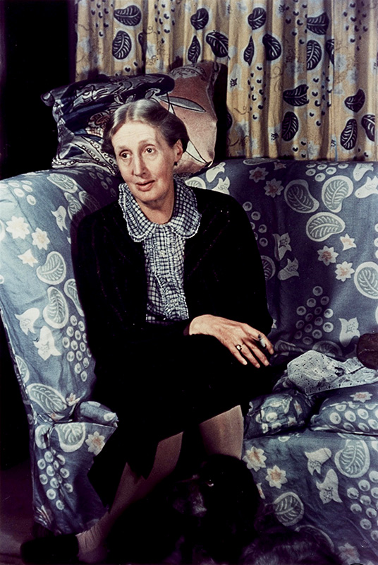자살로 생을 마감하기 전인 1939년 울프의 서재에서 독일 사진가 기젤 프로이트가 찍은 사진.