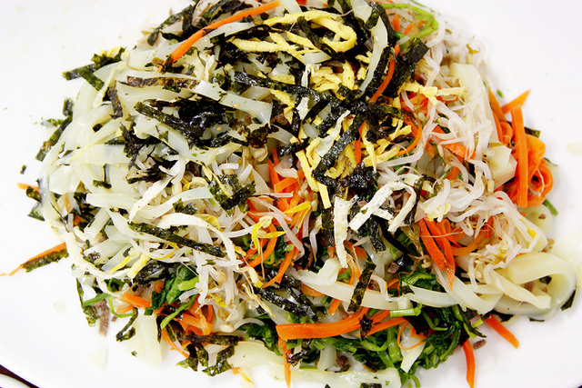 섞어서 비빈 탕평채. 당근, 미나리, 청포묵, 숙주나물, 김가루, 계란 지단 등이 보인다.