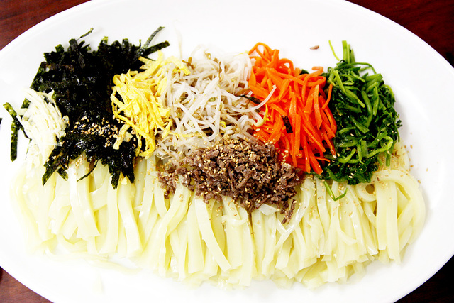 청포묵을 곱게 깐 탕평채.