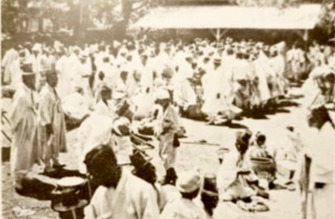 누에고치 판매상황. 경주 동경관 앞마당. 1933년 이전 사진