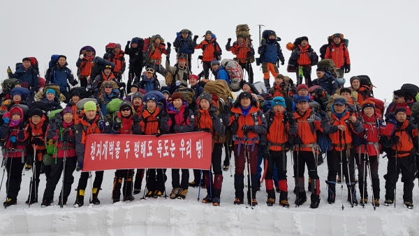 전국산악구조대원들이 정상에서 일본 규탄 퍼포먼스를 펼치고 있다.