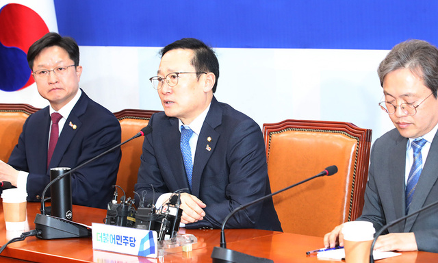 더불어민주당 홍영표 원내대표가 26일 ‘환경부 블랙리스트’에 대한 철저 수사를 촉구하는 자유한국당의 검찰총장실 농성과 관련, 국회에서 긴급 기자회견을 하고 있다.  /연합뉴스