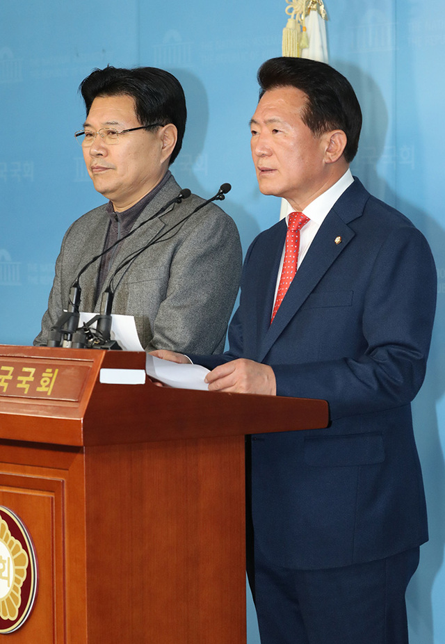 국회 교육위원회 자유한국당 김한표(오른쪽) 간사와 자유한국당 홍문종 의원이 3일 오후 국회 정론관에서 유치원 개학 연기 중단과 교육부 시행령 시행을 미룰 것을 촉구하는 기자회견을 하고 있다.  /연합뉴스
