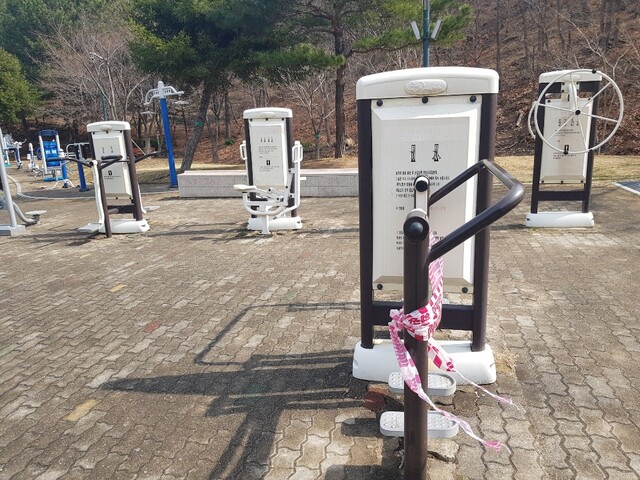 11일 포항시 북구 환호동과 구룡포읍에 위치한 실외 운동기구가 고장 난 채 방치돼 있다.  /이시라기자  sira115@kbmaeil.com