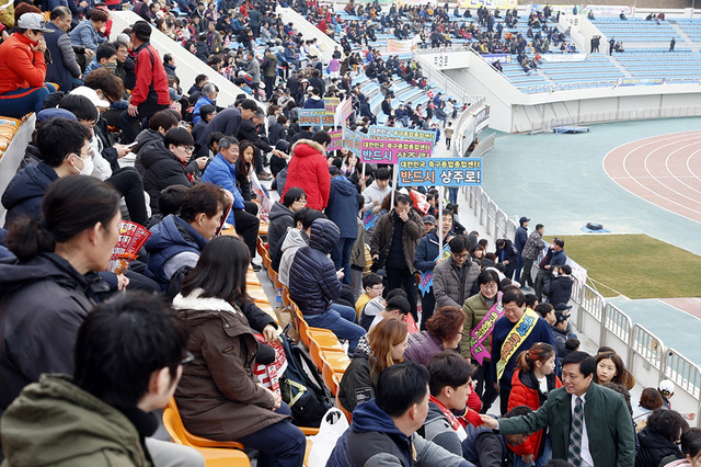 황천모 상주시장 등이 관중석을 돌며 축구종합센터 유치를 위한 홍보를 진행하고 있다.