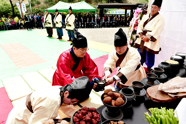 엄숙하게 진행되는 ‘대가야 왕릉제’.