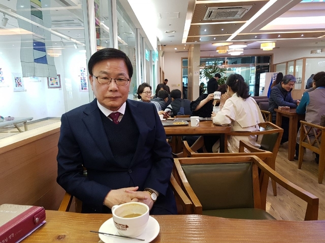 임선순 전 포항시의회 의장이 17일 포항중앙교회 엘림홀에서 포항시와 시민에 대한 바람을 밝히고 있다.