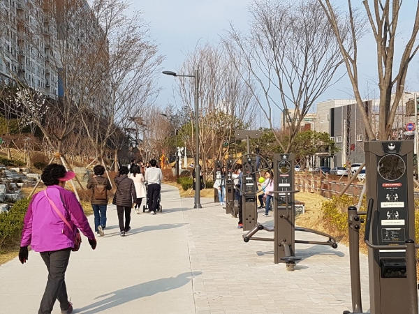 17일 오후 포항철길숲에 나들이객들이 붐비고 있다.
