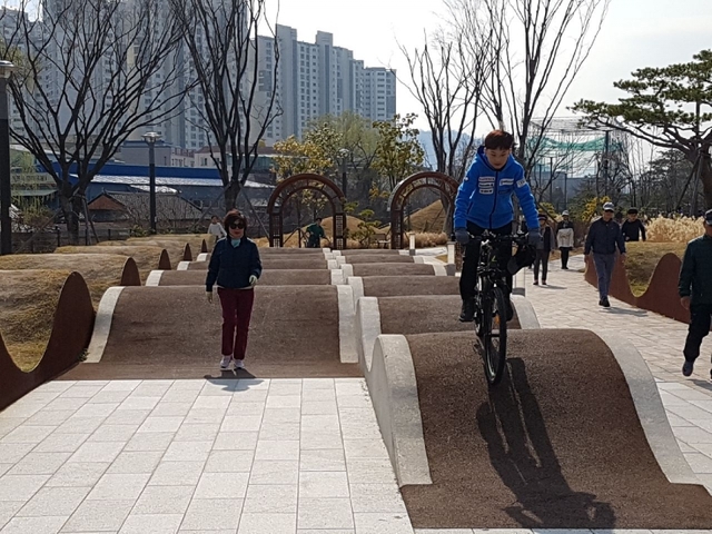 아이들이 파도타기 자전거를 즐기고 있다.