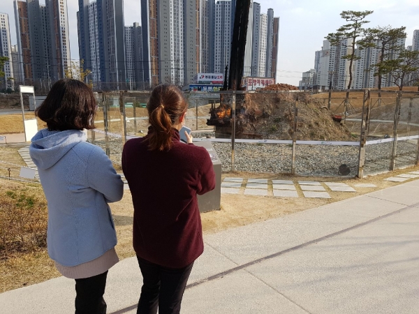 불의정원을 배경으로 기념촬영하는 나들이객.