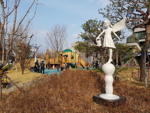 유아놀이숲에서 노는 아이들.
