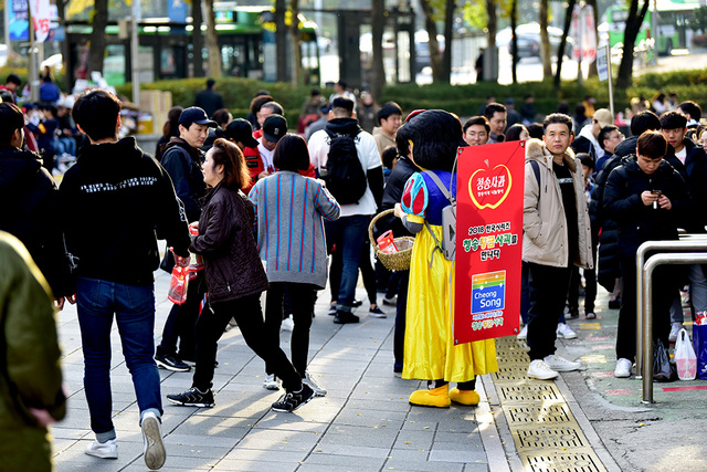 프로야구 한국시리즈가 열린 야구장에서 진행된 청송사과 홍보행사.