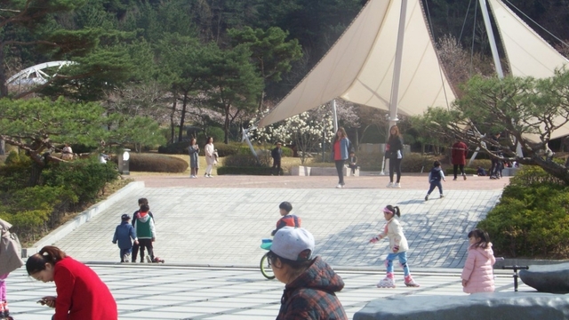 23일 오후 포항환호공원 중앙공원 광장 모습.