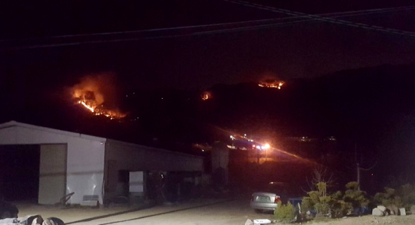 27일 오후 5시 40분께 구미시 고아읍 대망리 왕산골 캠핑장 뒷산에서 난 불이 번지면서 인근 마을까지 위협하고 있다./독자제공