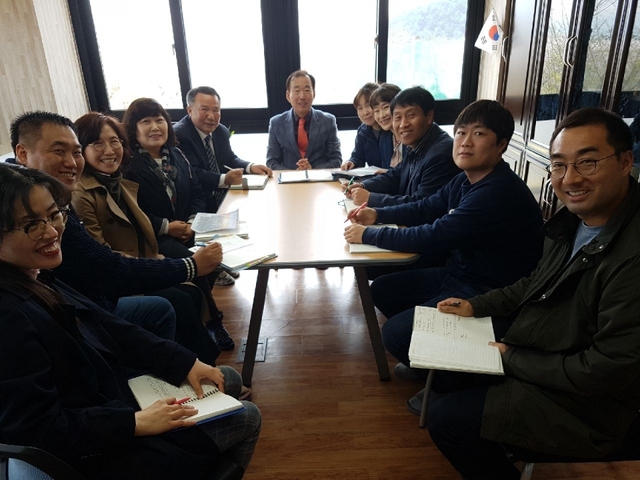 선린애육원 직원들 회의모습.
