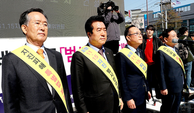 범시민 대책위원회 이대공,허상호,김재동,공원식(왼쪽부터) 공동대표가 결의문을 낭독하고 있다.