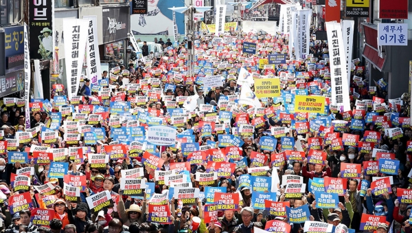 육거리에서 북포항우체국까지 중앙상가를 가득 메운 3만여 명의 시민들이 피해보상과 조속한 특별법 제정을 촉구하며 구호를 외치고 있다.