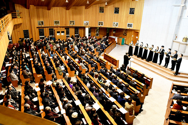 가톨릭 교회가 오는 21일 부활절을 앞두고 전국 교구에서 성지순례와 음악회, 피정 등 다채로운 행사를 개최한다. 사진은 천주교 대구대교구의 2018년 교구도보성지순례 행사(위)와  지난해 11월 열린 이상영 신부 성음악 작곡 발표회 모습.  /월간빛·천주교 대구대교구 제공