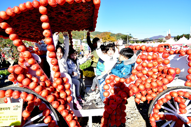 환한 웃음으로 ‘청송사과축제’를 즐기는 아이들.