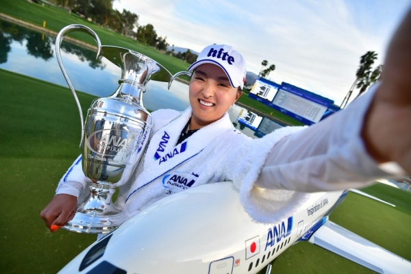 8일 미국 캘리포니아주 랜초 미라지에서 열린 미국 여자프로골프(LPGA) 투어 ANA 인스퍼레이션에서 우승한 고진영이 우승 트로피를 들고 포즈를 취하고 있다. /Gabe Roux/LPGA 제공