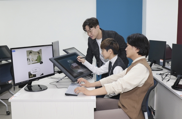 경일대 웹툰 스튜디오에서 서재일 교수가 학생들을 지도하고 있다.