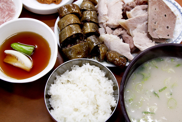 대구 돼지국밥 골목의 국밥과 수육, 순대.