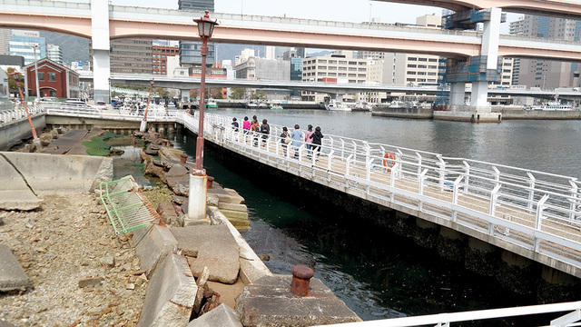 붕괴된 항만시설을 보존해 공개하고 있는 일본 고베항의 메모리얼 파크.