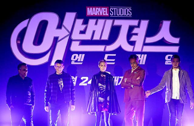 영화 ‘어벤져스: 엔드게임’ 내한 기자간담회가 열린 15일 오전 서울 종로구 포시즌스호텔에서 조 루소(왼쪽부터), 안소리 루소 감독, 배우 브리라슨, 로버트다우니 주니어, 제레미 레너가 포즈를 취하고 있다.  /연합뉴스