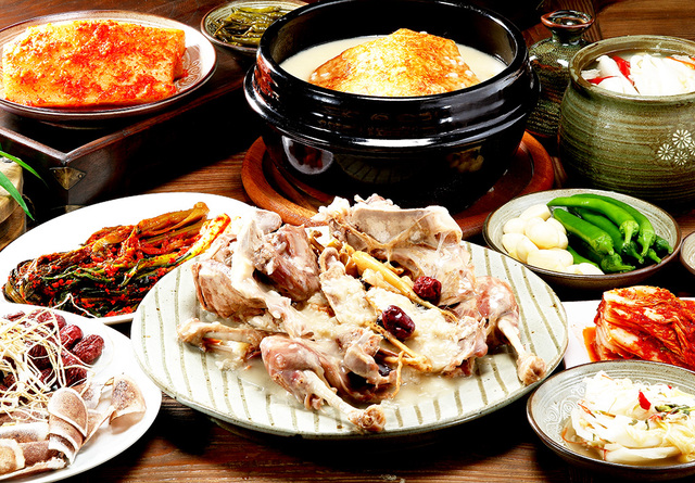 달기약수로 끓인 삼계탕. 청송의 대표적 먹을거리 중 하나다.