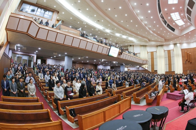 포항제일교회가 21일 교회 본당에서 부활절연합예배를 드리고 있다.