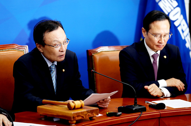 이해찬(왼쪽) 더불어민주당 대표와 황교안 자유한국당 대표가 22일 지난 20일 있었던 자유한국당 장외 집회에서 황 대표의 ‘김정은 대변인 역할’ 발언을 놓고 장외 설전을 벌였다.  /연합뉴스