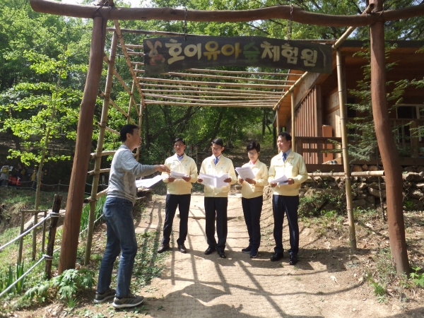 현장방문 중인 칠곡군의회 산업건설위원회의 모습. /칠곡군 제공